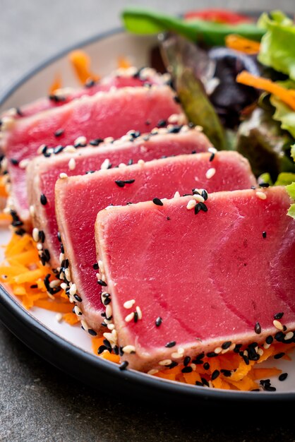 Foto tonno fresco crudo con insalata di verdure