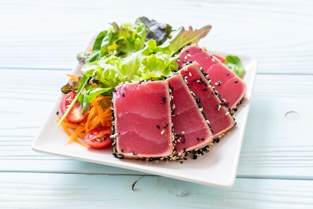 Photo fresh tuna raw with vegetable salad