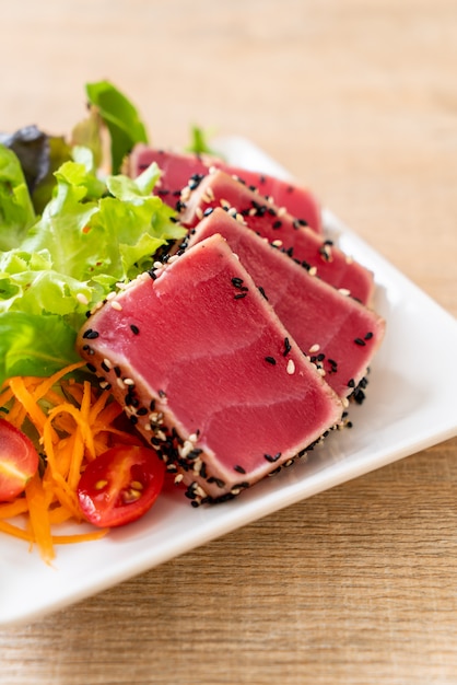 Foto tonno fresco crudo con insalata di verdure