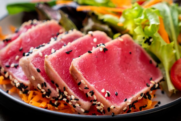 свежий сырой тунец с овощным салатом