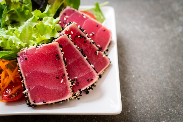 Foto tonno fresco crudo con insalata di verdure