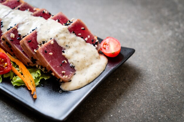 Tonno fresco crudo con verdure e salsa