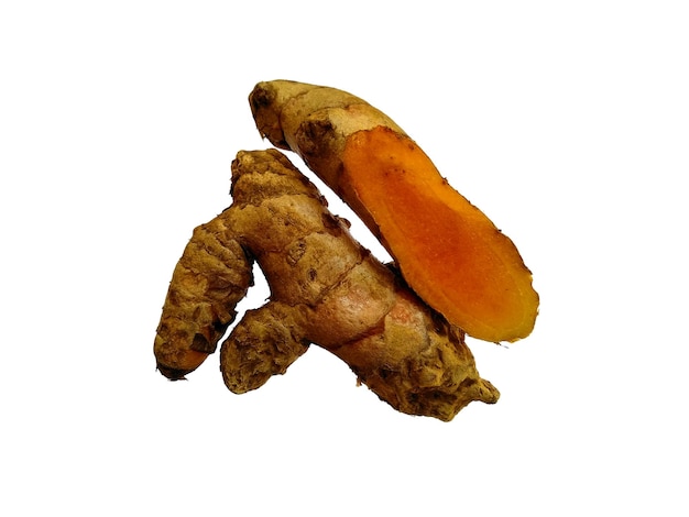 Свежий корень куркумы Fresh Cut Turmeric или Curcuma Longa, изолированный на белом фоне