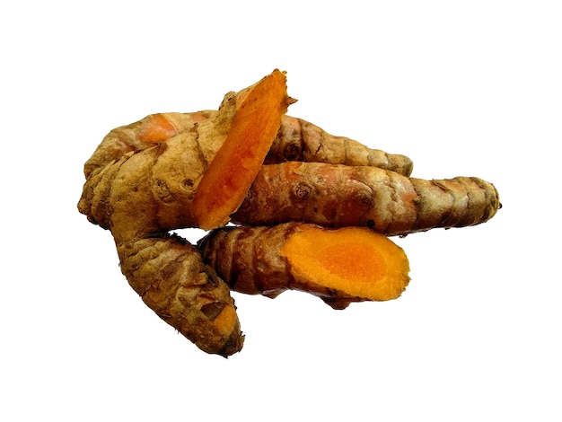 Свежий корень куркумы Fresh Cut Turmeric или Curcuma Longa, изолированный на белом фоне