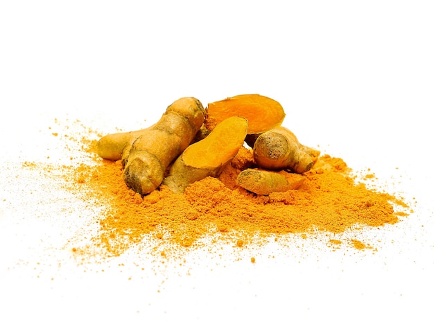 Photo fresh turmeric slices and powder isolated on white surface