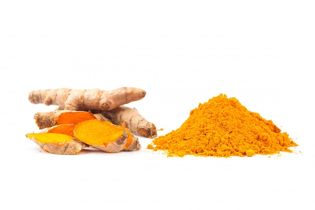 신선한 심 황 및 심 황 가루 (Curcuma) 흰색 배경에. 약초