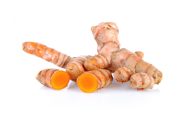 Curcuma fresca su spazio bianco