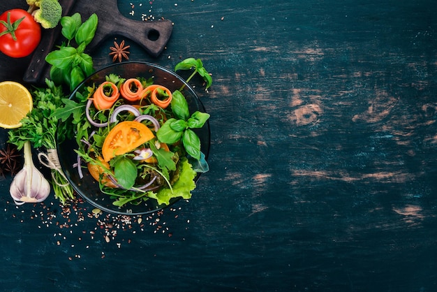 신선한 야채 샐러드 Arugula 토마토 당근 양파 나무 배경 평면도 복사 공간