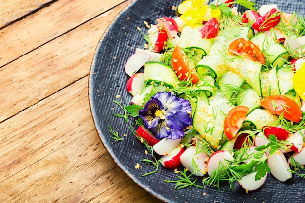 新鮮な野菜サラダ、健康食品