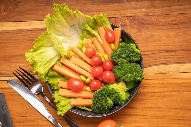 Салат из свежих овощей Салат морковь брокколи зеленый горошек свежий и помидоры закуска