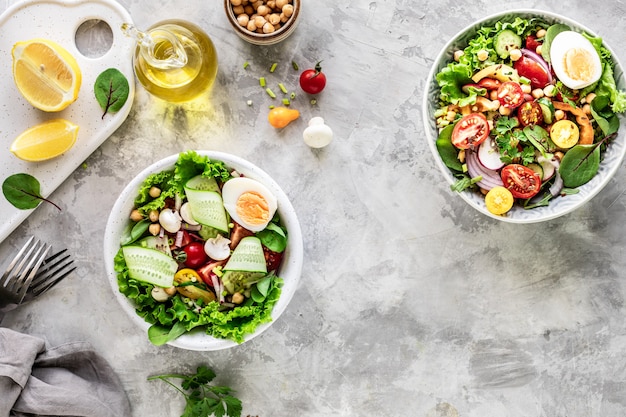 Insalata di verdure fresche in un piatto su pietra bianca. vista dall'alto