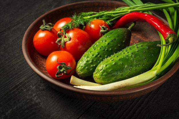 新鮮な野菜サラダをプレートにセット