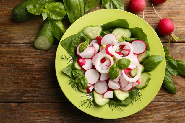 テーブルの上の新鮮な野菜サラダのクローズアップ