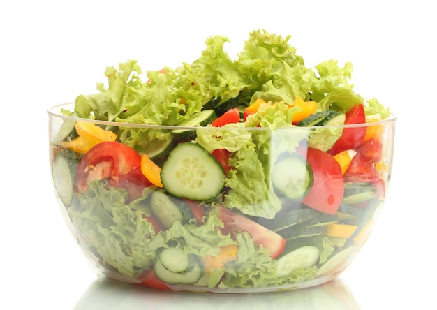 Салат из свежих овощей в прозрачной миске, изолированный на белом