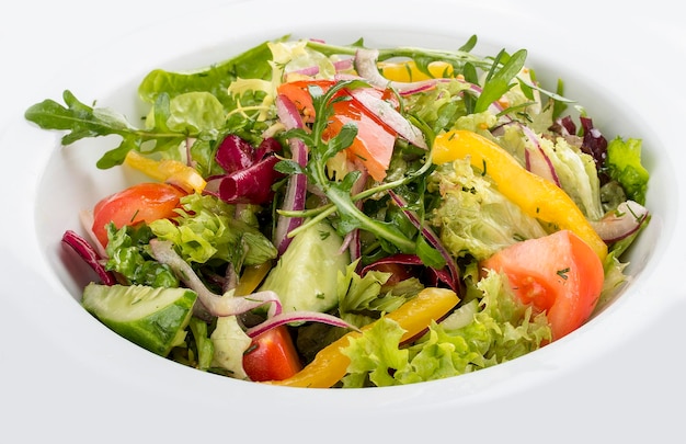 Салат из свежих овощей на белом фоне