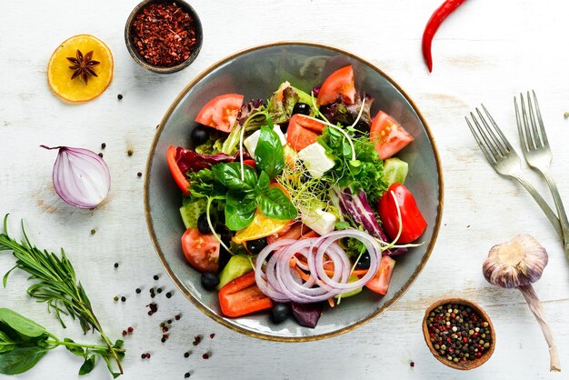 Insalata di verdure fresche con formaggio feta cibo vista dall'alto spazio libero per il testo