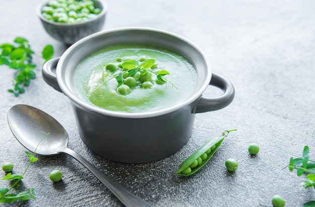 Zuppa di verdure fresche a base di piselli