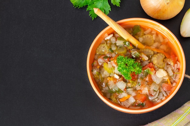 Zuppa di verdure fresche con cipolle, sedano e pomodori