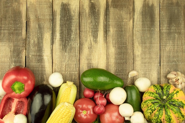 Фото Свежие овощи и фрукты на столе