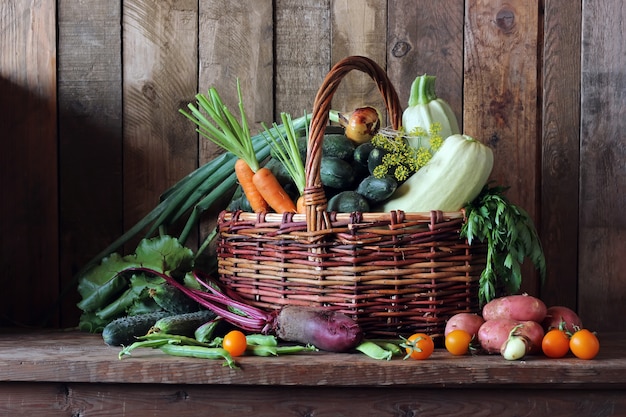 新鮮な野菜のバスケット収穫、食べ物。