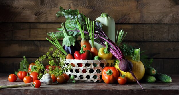 テーブルの上のバスケットに新鮮な野菜