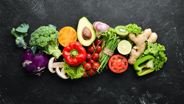 Свежие овощи на черном фоне Вегетарианская еда Вид сверху Свободное место для текста
