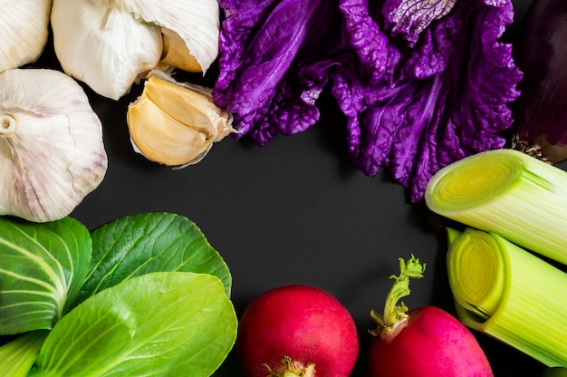 コピースペースと黒の背景での新鮮野菜。