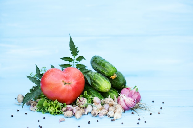 青い表面に新鮮な野菜