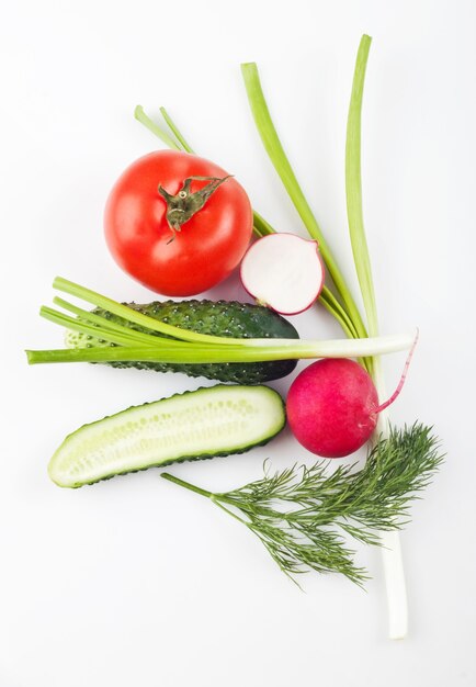 ボード上の新鮮な野菜、白い背景に