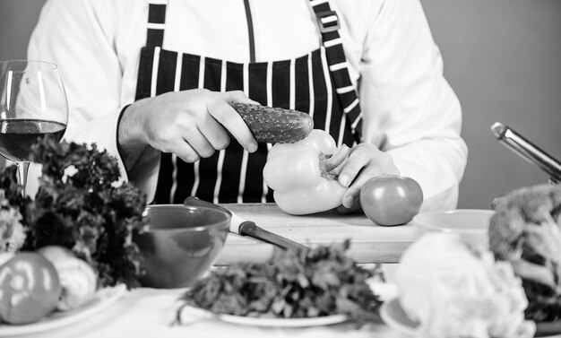 Фото Свежие овощи шеф-повар в шляпе секретный рецепт вкуса бородатый мужчина готовит на кухне кулинария вегетарианец зрелый шеф-повар с бородой диета и органические продукты витамины здоровое питание