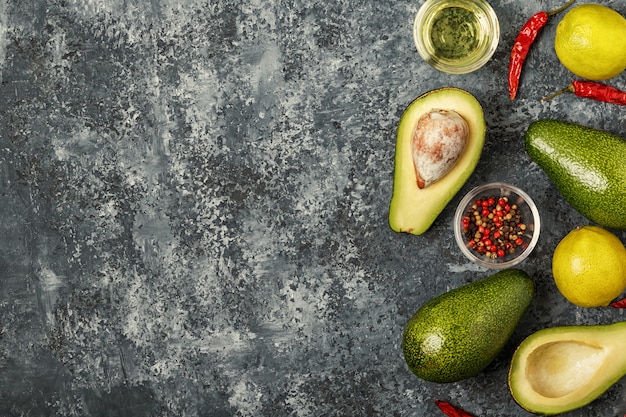 Foto verdure fresche per cucinare sulla superficie in legno scuro concetto di cibo sano, vegetariano, dietetico.