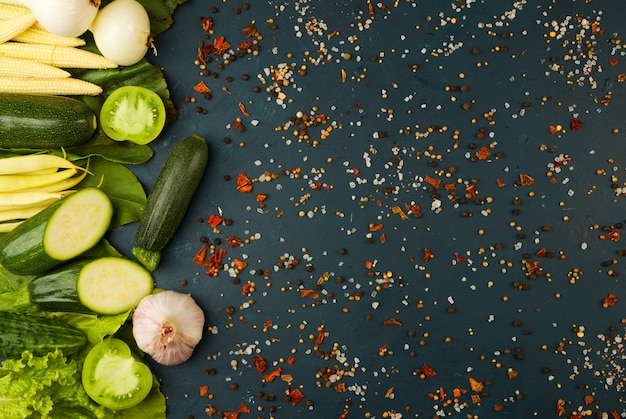 Verdura fresca su uno scuro. il concetto di vintage. spezia il giovane cucumber di pomodoro verde di asparagi su una superficie scura.