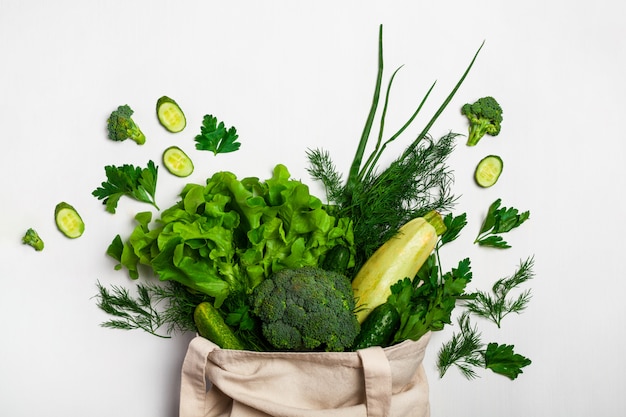 照片新鲜蔬菜在一个环保袋