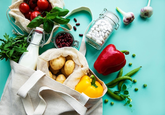 Foto verdure fresche in sacchetti di cotone ecologico