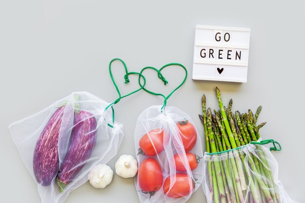 エコ再利用可能な買い物袋の新鮮な野菜