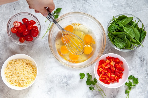 Свежие овощи и яйца в мисках