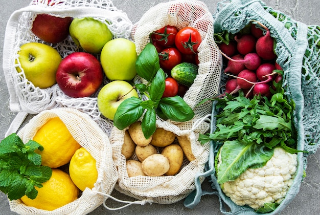 エコストリングバッグに入った新鮮な野菜と果物