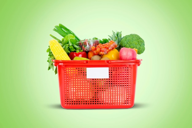 Photo fresh vegetables and fruits in a plastic basket