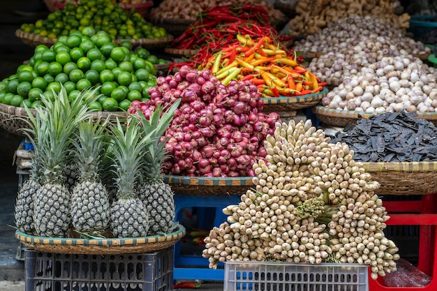 ベトナム、ハノイの旧市街の屋台の食べ物市場で販売されている新鮮な野菜や果物。閉じる