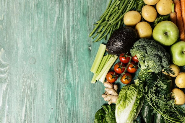 Photo fresh vegetables and fruits on table