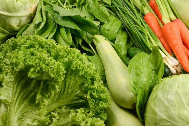 Свежие овощи и зелень в качестве фона.