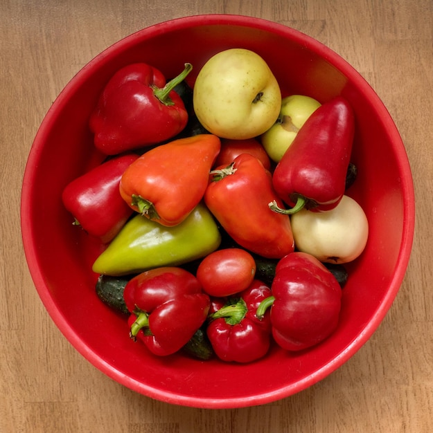 Фото Свежие овощи в куче в миске домашнее выращивание сладкий красный желтый зеленый перец яблочный соус