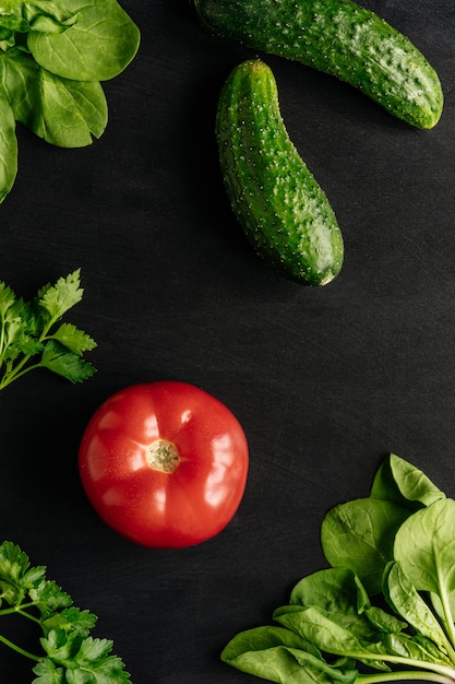 写真 暗い背景に新鮮な野菜