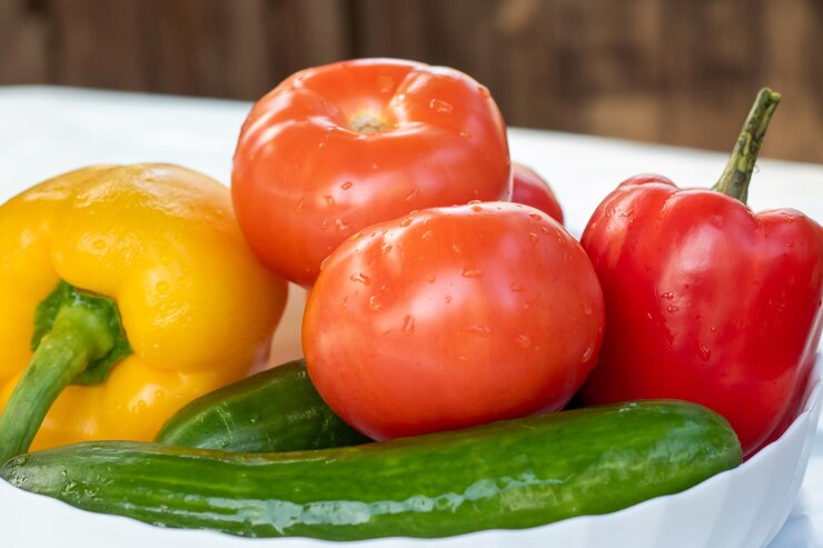 Photo 皿の上にある新鮮な野菜のクローズアップマクロ写真