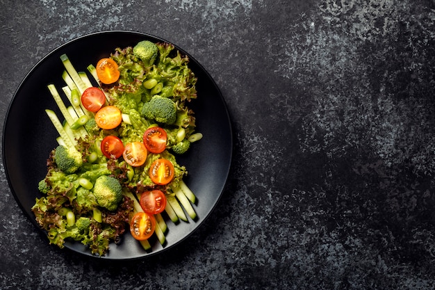 Photo fresh vegetables salad, top view.