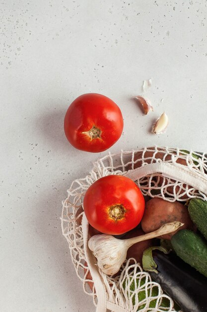 ストリングバッグに入った新鮮な野菜、環境にやさしい商品。収穫。季節の野菜。