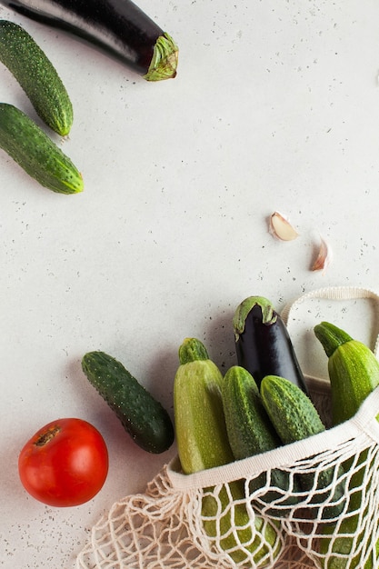 ストリングバッグに入った新鮮な野菜、環境にやさしい商品。収穫。季節の野菜。