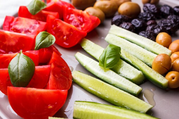 Свежие овощи помидоры, огурцы и оливки для турецкого завтрака