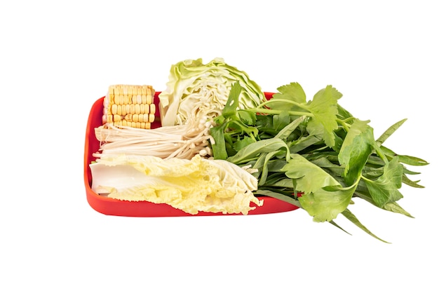 Свежие овощи и вермишель в тарелке на белом фоне