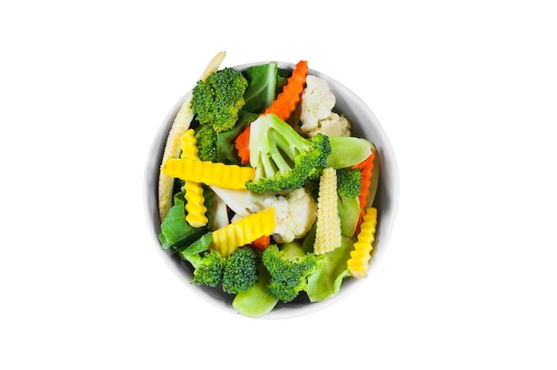 Свежие овощи в белой миске на белом фоне